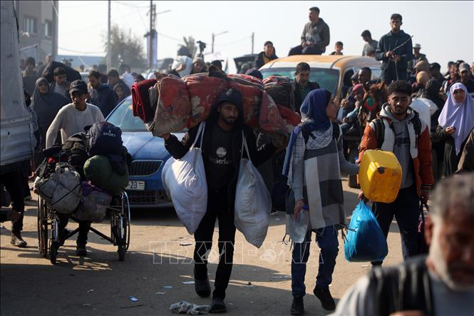 Người dân Palestine trở về nhà tại Gaza ngày 27/1/2025. Ảnh: THX/TTXVN