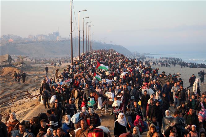 Người dân Palestine trở về nhà tại Gaza ngày 27/1/2025. Ảnh: THX/TTXVN
