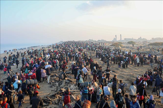 Người dân Palestine trở về nhà tại Dải Gaza ngày 27/1/2025. Ảnh: THX/TTXVN