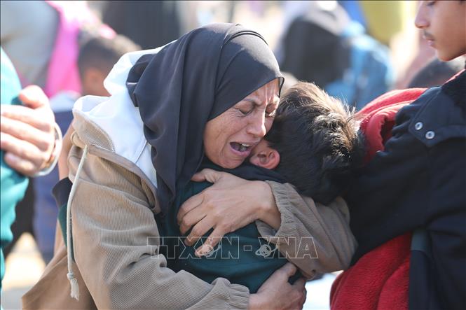 Người dân Palestine trở về nhà tại Dải Gaza ngày 27/1/2025. Ảnh: THX/TTXVN