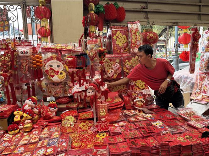 Gian hàng bày bán bao lì xì tại chợ Glodok. Ảnh: Đỗ Quyên - PV TTXVN tại Indonesia
