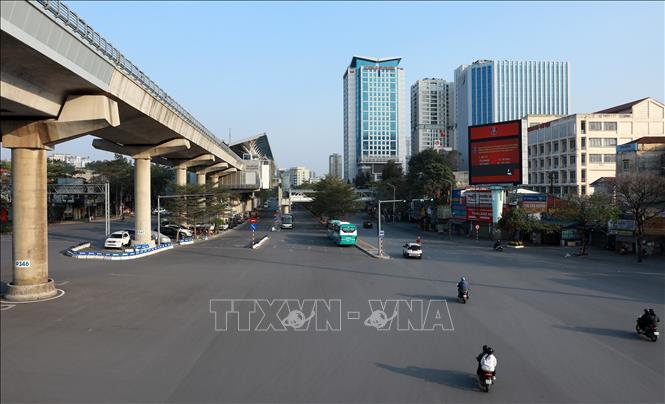Nút giao Cầu Giấy vắng lặng ít người qua lại. Ảnh: Quốc Khánh - TTXVN