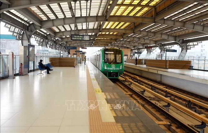 Tàu điện đường sắt Cát Linh - Hà Đông vẫn hoạt động nhưng ít người sử dụng dịch vụ ngày cuối năm khi mọi người đã về bên gia đình chào đón năm mới. Ảnh: Quốc Khánh - TTXVN