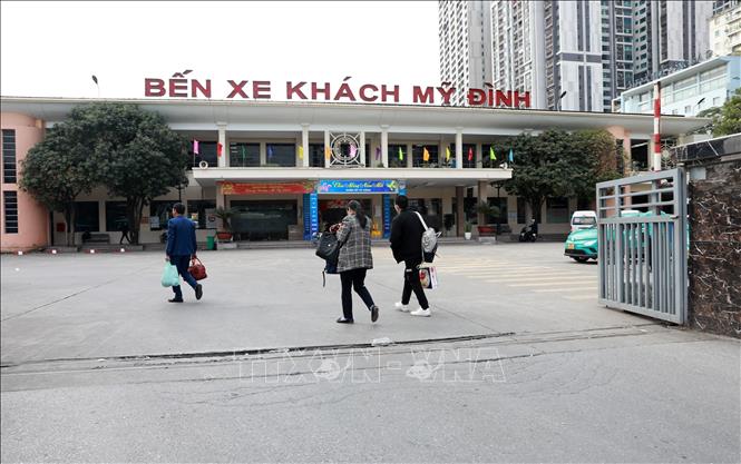 Bến xe Mỹ Đình vắng lặng, lác đác còn vài người vội vàng vào bến đi chuyến xe cuối cùng của năm để cho kịp về quê đón Giao thừa bên người thân, gia đình. Ảnh: Quốc Khánh - TTXVN