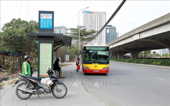 Một điểm chờ xe buýt trên đường Phạm Hùng không có nhiều người sử dụng dịch vụ ngày cuối năm, khác hẳn cảnh chen lấn xô đẩy chờ lên xe buýt trước đó vài ngày. Ảnh: Quốc Khánh - TTXVN