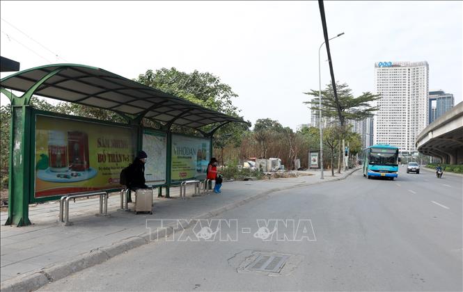 Ngảy cuối năm Hà Nội vắng vẻ, xe buýt giao thông thuận tiện nhưng không có nhiều người tại các điểm chờ. Ảnh: Quốc Khánh - TTXVN