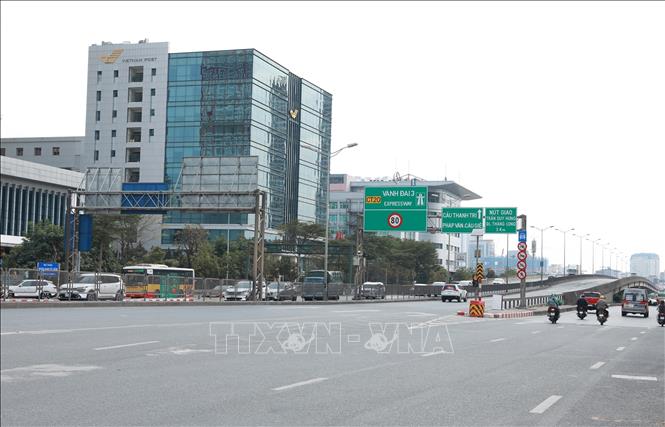 Đường Phạm Hùng hướng lên đường Vành đai 3 giao thông thuận tiện ngày cuối năm. Ảnh: Quốc Khánh - TTXVN