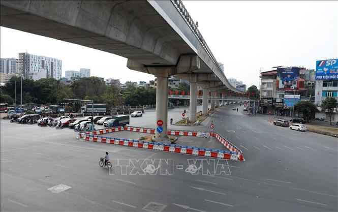 Nút giao đường Hồ Tùng Mậu với đường Phạm Hùng vắng lặng, khác hẳn với những ngày trước đây ùn tắc xảy ra thường xuyên. Ảnh: Quốc Khánh - TTXVN
