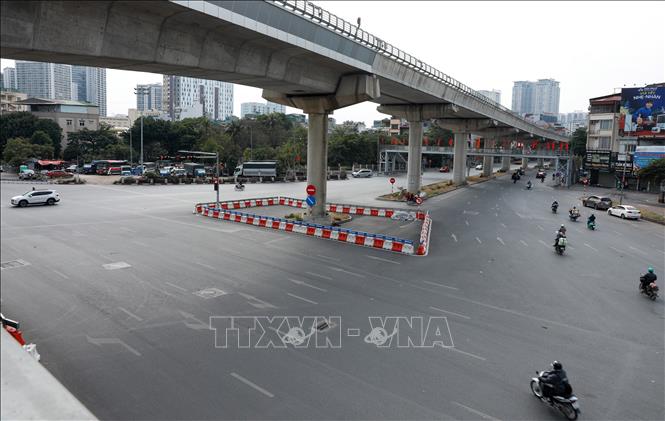 Nút giao đường Hồ Tùng Mậu với đường Phạm Hùng vắng lặng, khác hẳn với những ngày trước đây ùn tắc xảy ra thường xuyên. Ảnh: Quốc Khánh - TTXVN
