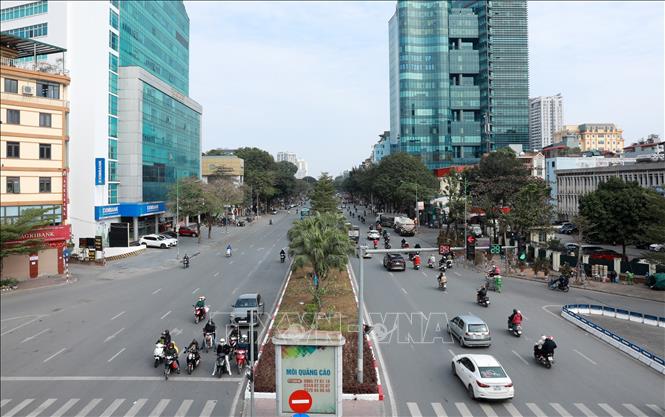 Đường Hoàng Quốc Việt vắng vẻ, giao thông thuận tiện cả hai chiều trong ngày cuối cùng của năm Giáp Thìn. Ảnh: Quốc Khánh - TTXVN