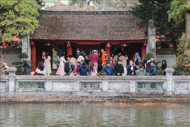 Nhiều du khách trong nước và quốc tế đến thăm Văn Miếu - Quốc Tử Giám trong ngày cuối cùng năm Giáp Thìn. Ảnh: Hoàng Hiếu - TTXVN