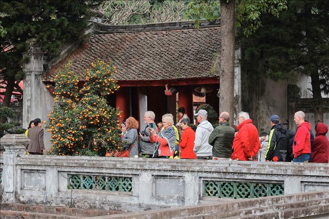 Nhiều du khách quốc tế lựa chọn Hà Nội là điểm đến để tham quan, tìm hiểu lịch sử, văn hoá dịp Tết Ất Tỵ. Ảnh: Hoàng Hiếu - TTXVN