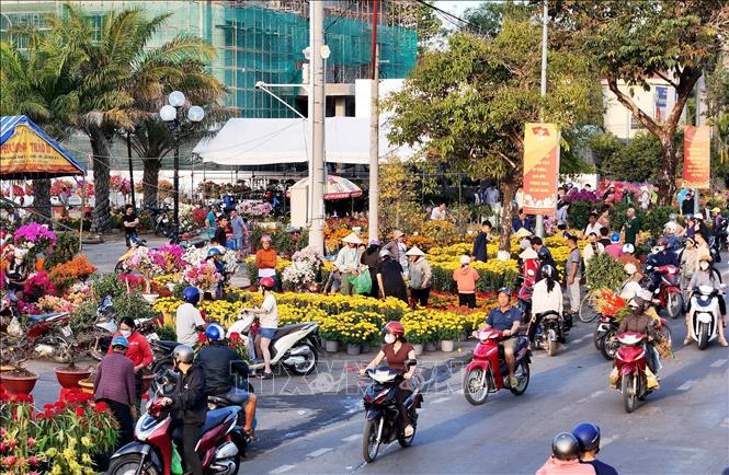 Chợ hoa Tết thị trấn Đạ Tẻh rộn ràng người đi mua hoa trưng Tết trong chiều cuối năm. Ảnh: Hồng Đạt - TTXVN
