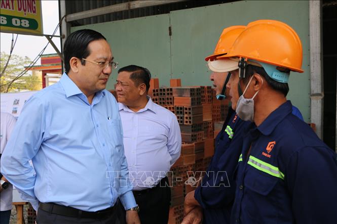 Phó Chủ tịch UBND tỉnh Long An Nguyễn Minh Lâm thăm hỏi công nhân tại công trường. Ảnh: Thanh Bình - TTXVN
