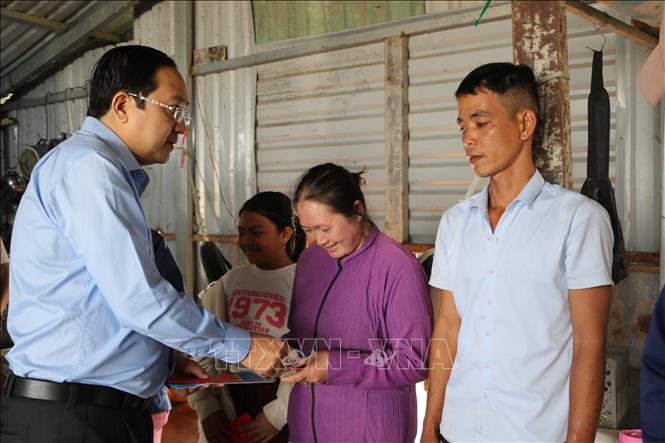Phó Chủ tịch UBND tỉnh Long An Nguyễn Minh Lâm tặng quà công nhân tại công trường. Ảnh: Thanh Bình - TTXVN