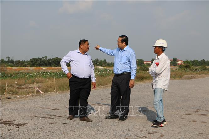 Phó Chủ tịch UBND tỉnh Long An Nguyễn Minh Lâm và lãnh đạo Sở Giao thông vận tải tỉnh kiểm tra tiến độ thi công trình. Ảnh: Thanh Bình - TTXVN