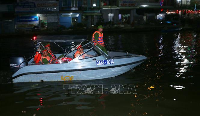 Lực lượng cảnh sát giao thông Công an thị xã Ngã Năm tuần tra trên sông tại đêm Giao thừa. Ảnh: Tuấn Phi – TTXVN 