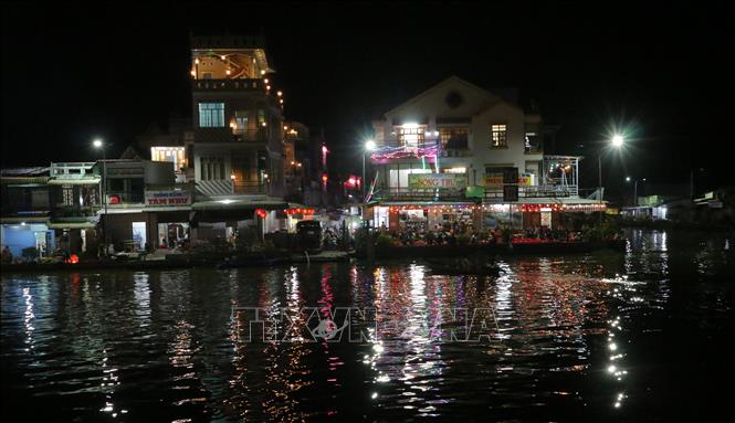 Người dân miền sông nước Ngã Năm đón giao thừa Xuân Ất Tỵ 2025. Ảnh: Tuấn Phi – TTXVN 