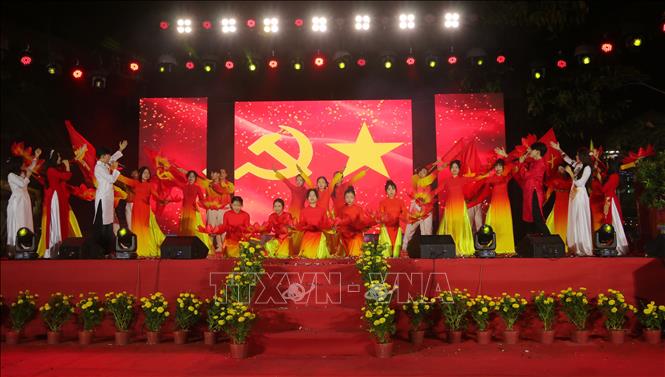 Tiết mục mừng Đảng, mừng Xuân Ất Tỵ 2025 tại chương trình văn nghệ chào mừng năm mới tại vùng sông nước Ngã Năm. Ảnh: Tuấn Phi – TTXVN 