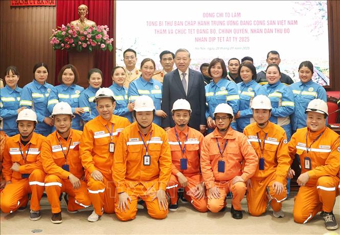 Party General Secretary To Lam visited and extended Lunar New Year (Tet) greetings to the Party Organisation, administration and residents of Hanoi on the evening of January 28. VNA Photo: Thống Nhất