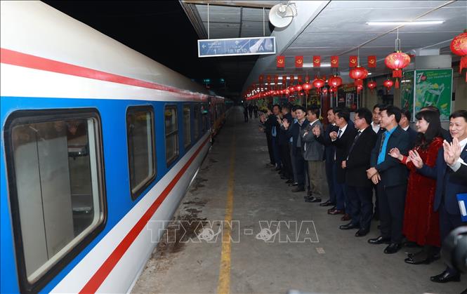 Đúng 22 giờ 10 phút, tàu SE1 xuất phát từ ga Hà Nội đi TP Hồ Chí Minh. Lãnh đạo ngành đường sắt vẫy tay chào năm mới, chúc chuyến tàu Xuân 2025 về đích an toàn, thành công. Ảnh: Quốc Khánh - TTXVN