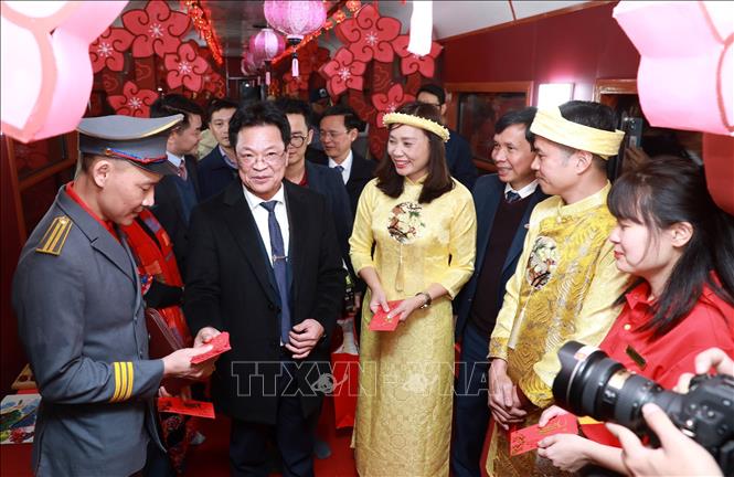 Lãnh đạo ngành đường sắt lì xì đầu năm cho nhân viên tàu SE1 trước giờ khởi hành. Ảnh: Quốc Khánh - TTXVN