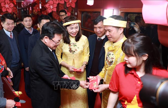 Lãnh đạo ngành đường sắt lì xì đầu năm cho nhân viên tàu SE1 trước giờ khởi hành. Ảnh: Quốc Khánh - TTXVN