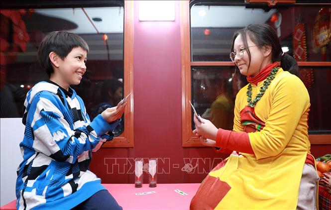 Du khách tham gia chơi trò chơi dân gian trên toa cộng đồng trong đêm Giao thừa. Ảnh: Quốc Khánh - TTXVN