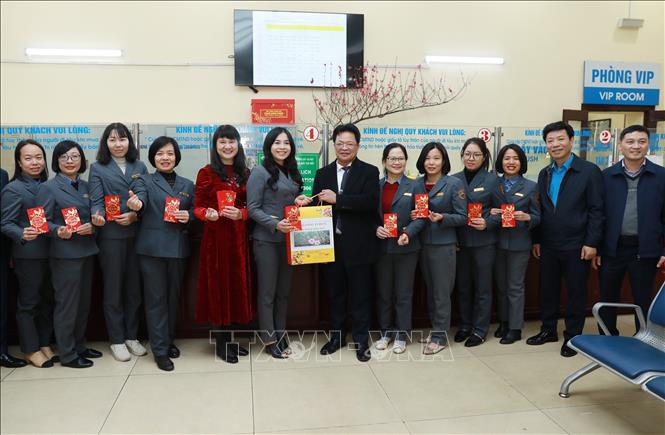 Lãnh đạo ngành đường sắt lì xì cho nhân viên ga Hà Nội trong đêm Giao thừa. Ảnh: Quốc Khánh - TTXVN
