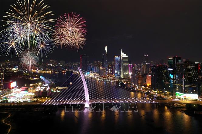 Thành phố Hồ Chí Minh bắn pháo hoa tầm cao đón mừng Xuân Ất Tỵ 2025 tại khu vực đầu đường hầm sông Sài Gòn. Ảnh: Thanh Vũ-TTXVN
