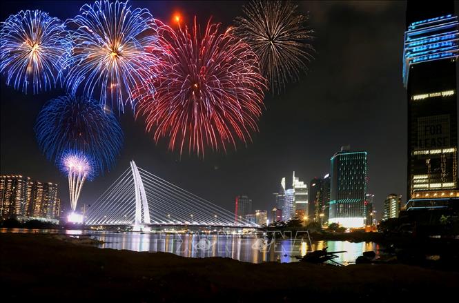 Thành phố Hồ Chí Minh bắn pháo hoa tầm cao đón mừng Xuân Ất Tỵ 2025 tại khu vực đầu đường hầm sông Sài Gòn. Ảnh: Thanh Vũ –TTXVN
