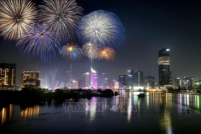 Thành phố Hồ Chí Minh bắn pháo hoa tầm cao đón mừng Xuân Ất Tỵ 2025 tại khu vực đầu đường hầm sông Sài Gòn. Ảnh: Thanh Vũ –TTXVN
