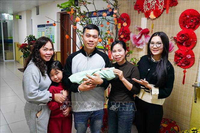 Niềm hạnh phúc của cả gia đình khi được đón thành viên mới. Ảnh: Khánh Hoà - TTXVN