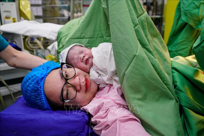 Niềm hạnh phúc của người mẹ khi được đón đứa con vừa chào đời. Ảnh: Khánh Hoà - TTXVN