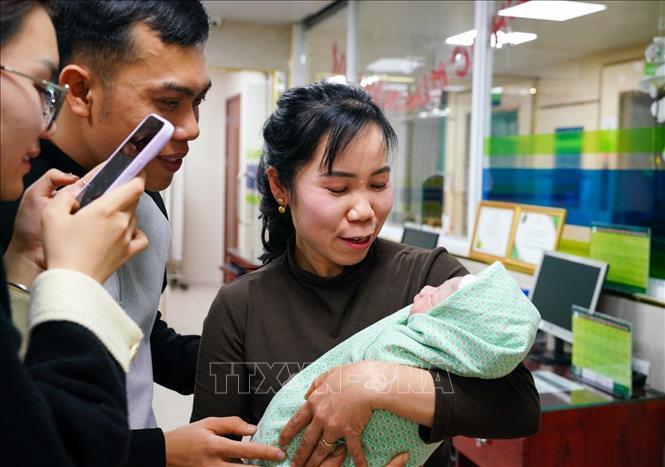 Niềm hạnh phúc của cả gia đình khi được đón thành viên mới. Ảnh: Khánh Hoà - TTXVN