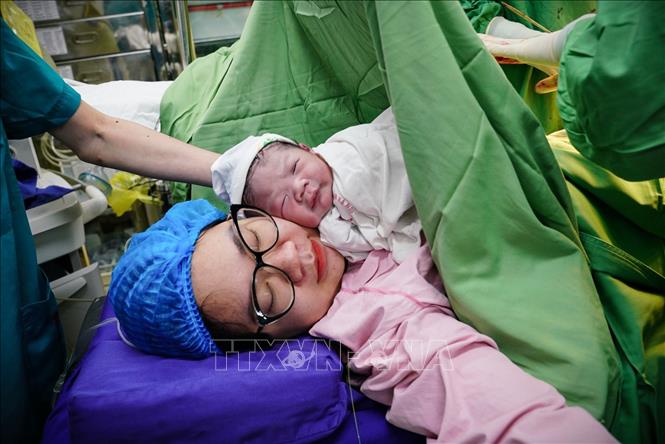 Niềm hạnh phúc của người mẹ khi được đón đứa con vừa chào đời. Ảnh: Khánh Hoà - TTXVN