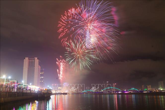 Thành phố Đà Nẵng bắn pháo hoa đón Năm mới Tết Nguyên đán Ất Tỵ 2025 tại đường Bạch Đằng và đường Bình Minh 6. Ảnh: Trần Lê Lâm - TTXVN 