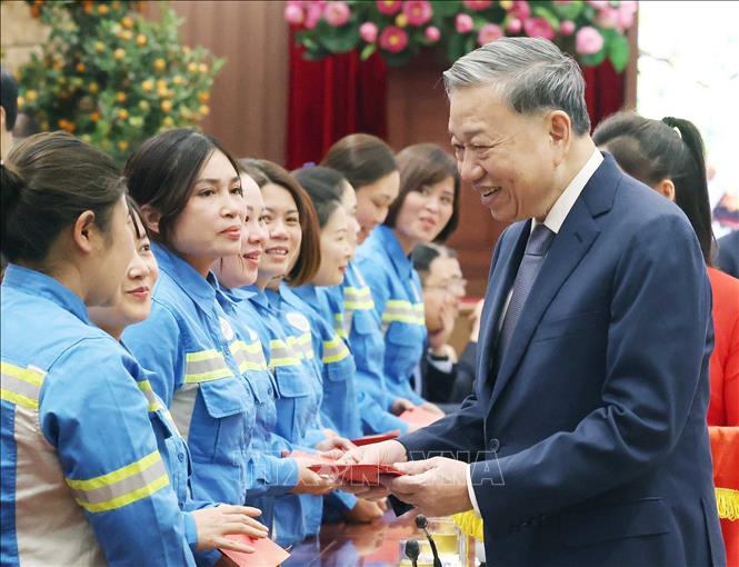 Party General Secretary To Lam visited and extended Lunar New Year (Tet) greetings to the Party Organisation, administration and residents of Hanoi on the evening of January 28. VNA Photo: Thống Nhất