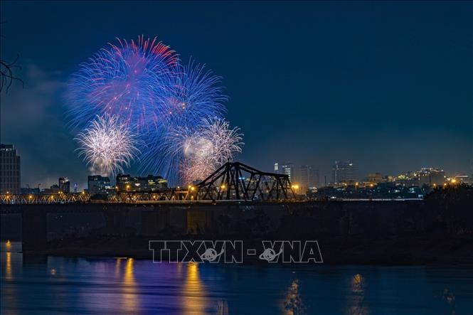 Fireworks are displayed at Long Bien bridge area in Hanoi. VNA Photo
