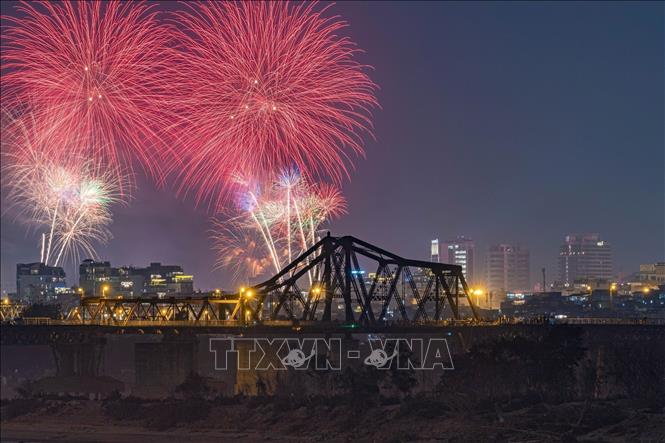 Fireworks are displayed at Long Bien bridge area in Hanoi. VNA Photo
