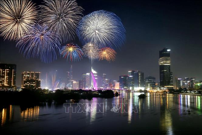 Thousands people in Ho Chi Minh City gather at the Sai Gon River tunnel in Thu Duc city to watch the firework display. VNA Photo