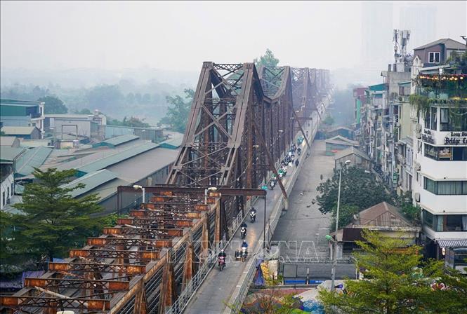 Cầu Long Biên được thiết kế theo phong cách kiến trúc của Pháp nối liền hai bờ sông Hồng. Với tổng chiều dài 2.290 mét và 896 mét cầu dẫn, 19 nhịp dầm thép và 20 trụ cao vươn lên kiên cố, cầu Long Biên xứng đáng là một trong những công trình ấn tượng của Hà Nội. Ảnh: Khánh Hòa - TTXVN