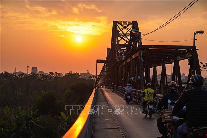Vẻ đẹp cổ kính của cầu Long Biên lúc hoàng hôn. Ảnh: Khánh Hòa - TTXVN 