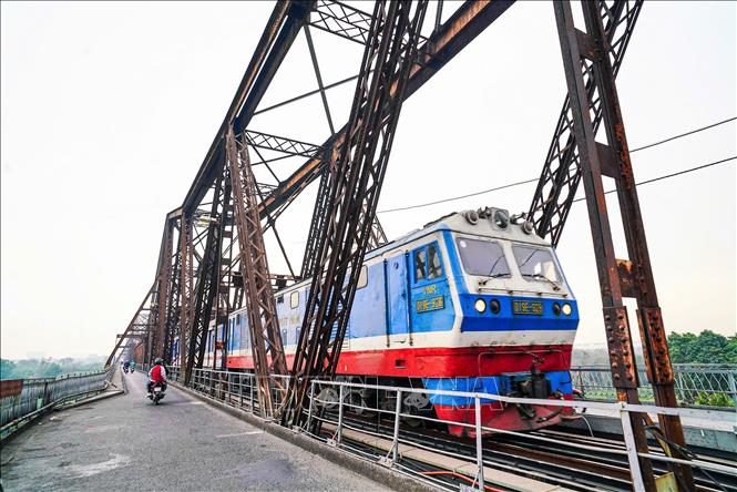 Với chiều rộng 4,75 mét, cầu Long Biên bao gồm 3 làn đường chính: đường sắt đơn ở giữa, 2 làn dành cho xe ô tô, xe máy, xe đạp, và một luồng đi bộ ở ngoài cùng. Ảnh: Khánh Hòa - TTXVN