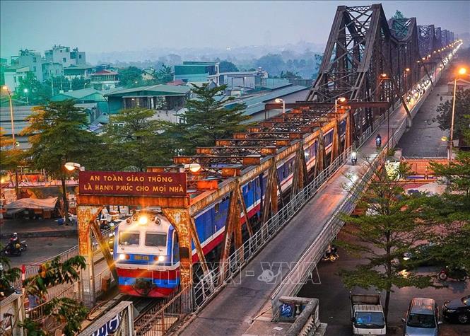 Với chiều rộng 4,75 mét, cầu Long Biên bao gồm ba làn đường chính: đường sắt đơn ở giữa, hai làn dành cho xe ô tô, xe máy, xe đạp, và một luồng đi bộ ở ngoài cùng. Ảnh: Khánh Hòa - TTXVN