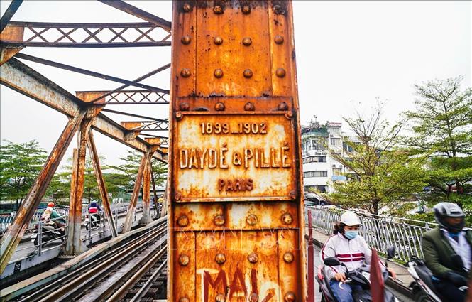 Cầu được xây từ năm 1898 đến năm 1902 bởi công ty Daydé & Pillé. Hiện nay, trên đầu cầu vẫn còn tấm biển kim loại có khắc thời gian thi công và nhà thầu xây dựng là “1899 – 1902 – Daydé & Pillé – Paris”. Ảnh: Khánh Hòa - TTXVN