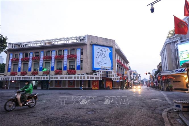 Ngã tư Tràng Tiền - Hàng Khay vắng vẻ khác hẳn thường ngày. Ảnh: Tuấn Anh  - TTXVN 