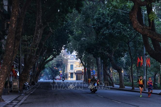 Phố Hàng Khay không còn cảnh người, xe vội vã. Ảnh: Tuấn Anh  - TTXVN 