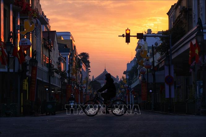 Bình minh trên phố Tràng Tiền sáng sớm mùng 1 Tết giống như một bức tranh. Ảnh: Tuấn Anh  - TTXVN 