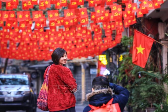 Nhiều bạn trẻ tranh thủ chụp ảnh lưu lại kỷ niệm ngày đầu năm mới. Ảnh: Tuấn Anh  - TTXVN 